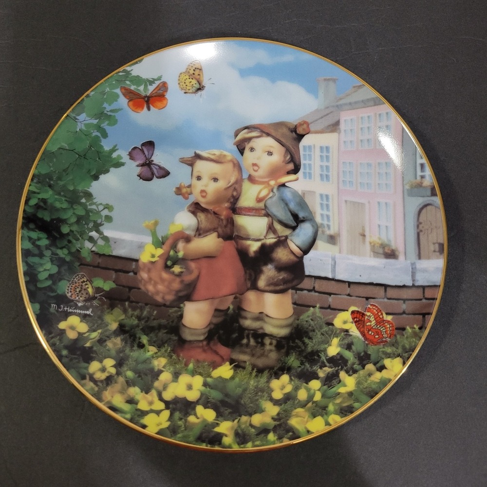 MJ Hummel "Surprise" Plate Little Companions Danbury Mint Gold Trim 8"